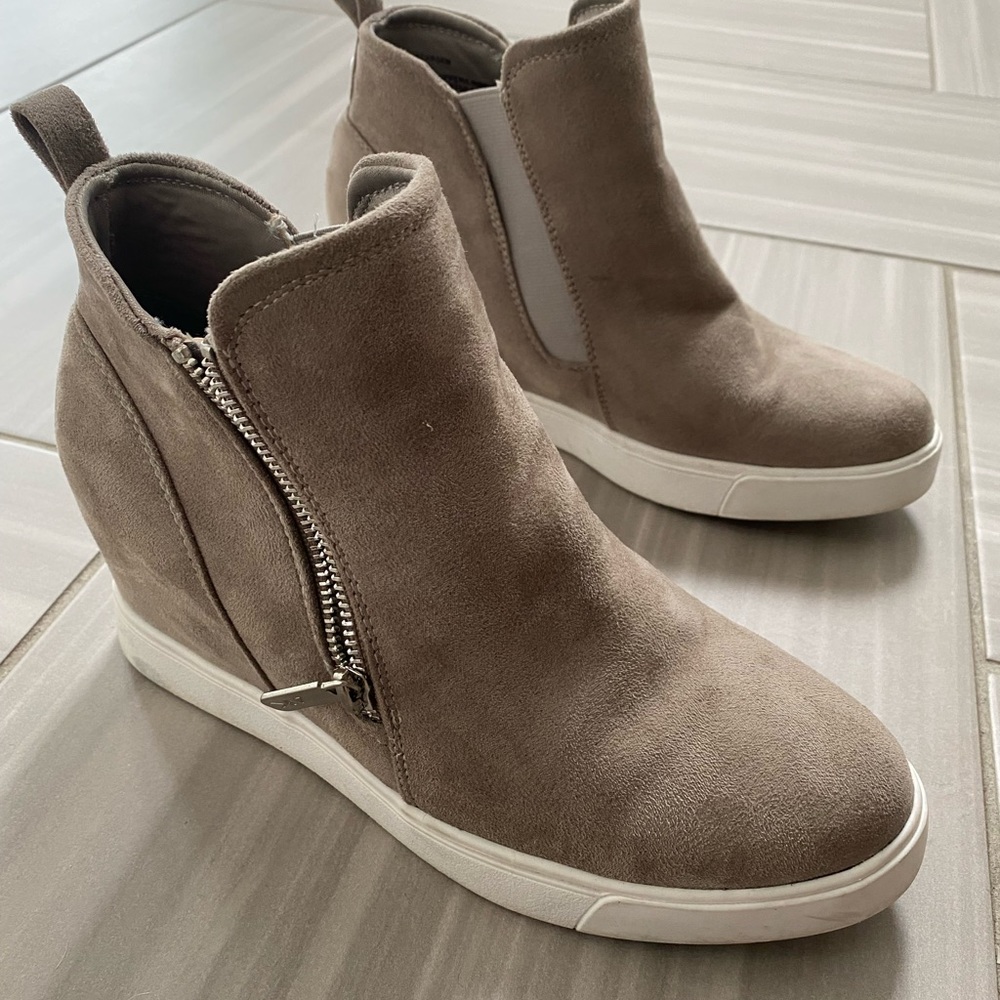 Anne Klein size 8 wedges taupe grey color